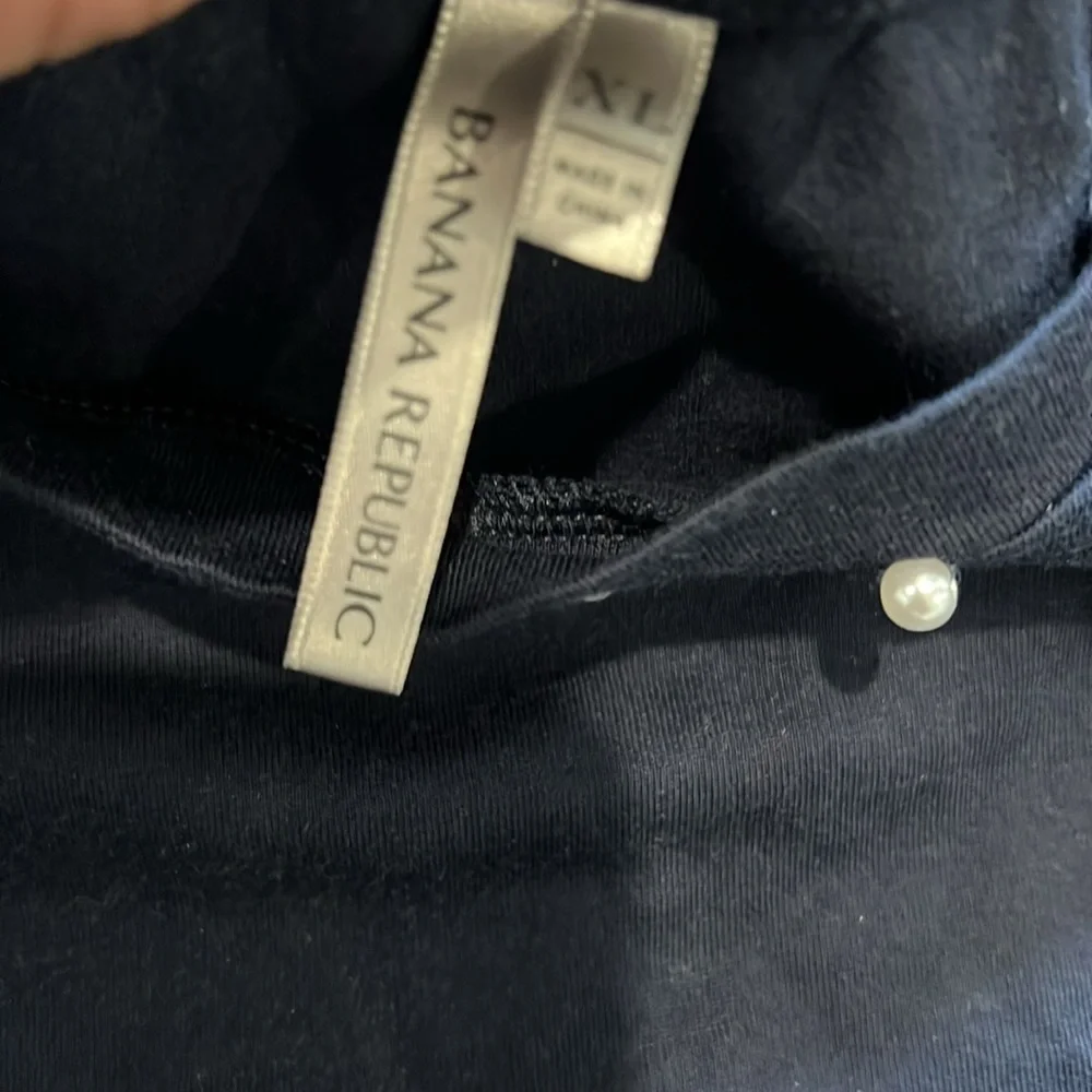 Banana Republic Navy Signature T-Shirt with Pearl Trim, size XL
